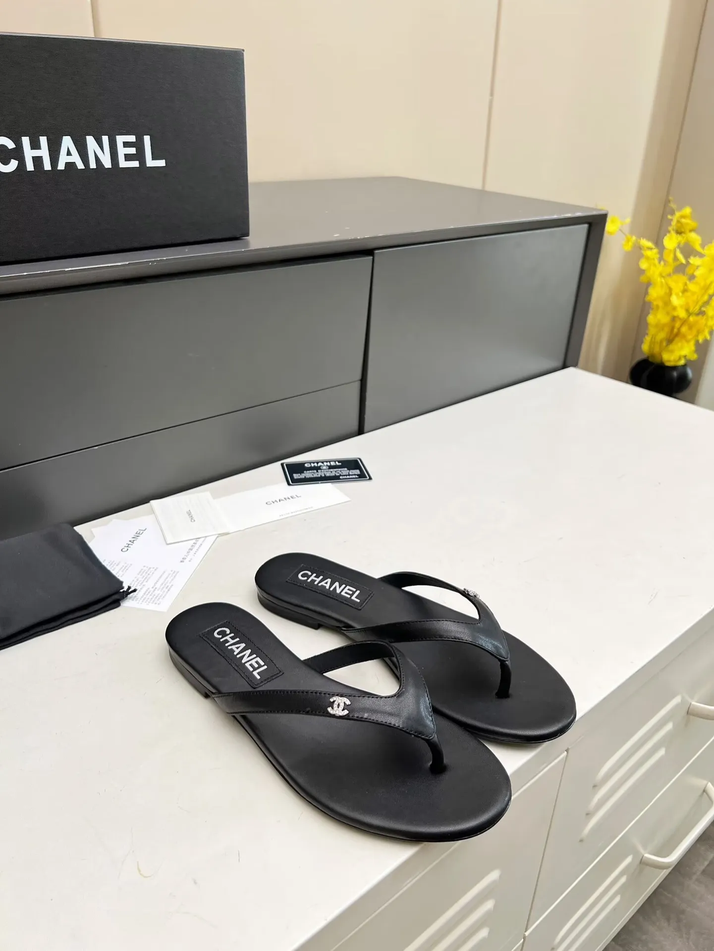 👟👟Ex-factory price 380👟👟 Chanel new spring and summer genuine leather outsole flip-flops✅ I was really moved by this shoe when I first saw it💓 I liked it at first sight [surprised], 😊 and it has Chanel’s classic diamond logo💎 Fabric: imported cowhide 🐂 Denim, velvet Lining: cow lining Color: black Code number: 35-41 (41 can be customized and non-returnable) Outsole: Made of genuine leather outsole Packaging: with card, cloth bag